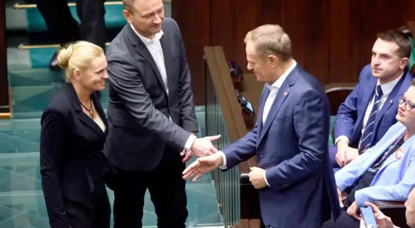 Maciej Rembarz, partner Barbary Nowackiej, wita się z Donaldem Tuskiem w Sejmie.