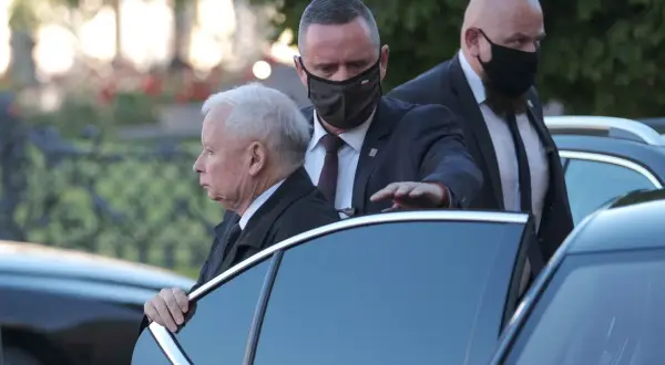 Czy Kaczyński ma prawo jazdy? Zaskakujące fakty o jego uprawnieniach