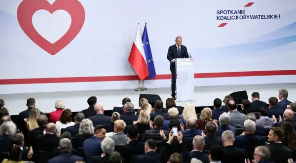 Spotkanie Koalicji Obywatelskiej. Donald Tusk przemawia do zgromadzonej publiczności, która stanowi twardy elektorat partii.