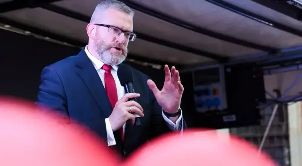 Grzegorz Braun ile ma wzrostu? Zaskakujące informacje o jego wysokości