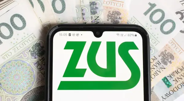 Telefon z logo ZUS na tle banknotów 100 zł. Czy to zapowiedź zmian w 800 plus?