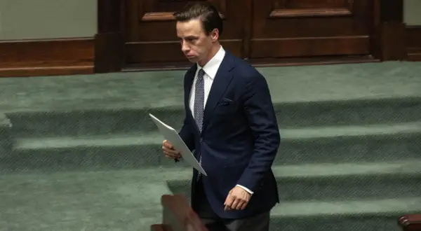 Wicemarszałek Krzysztof Bosak z dokumentami w ręku, podsumowuje pracę w prezydium Sejmu.