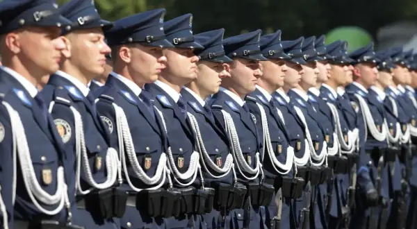 Ustawieni w szeregu policjanci w galowych mundurach. Czy to zapowiedź reformy policji i służb mundurowych w ramach koalicji obywatelskiej?