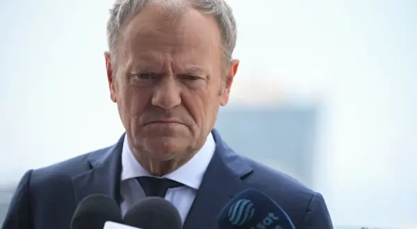 Donald Tusk z zaciętą miną przed mikrofonami. Czy Koalicja Obywatelska rozliczy afery PiS?