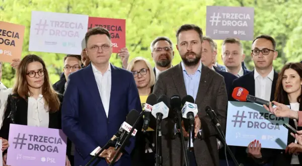 Politycy prezentują hasła #TrzeciaDroga, podkreślając kluczowe różnice między Polską 2050 a PSL.