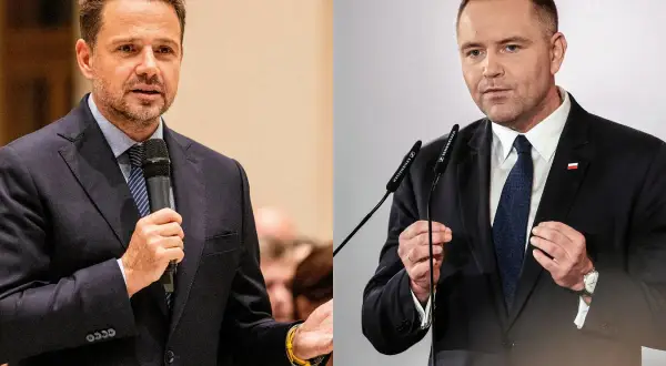 Rafał Trzaskowski buduje pozycję wewnątrz Koalicji Obywatelskiej, przemawiając do mikrofonu. Obok polityk w garniturze.