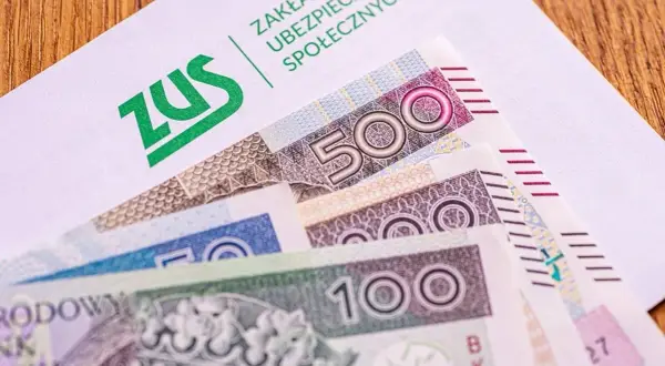 ZUS i polskie banknoty. Marzenie o 13. pensji w 2026 roku staje się realne dzięki oszczędnościom.