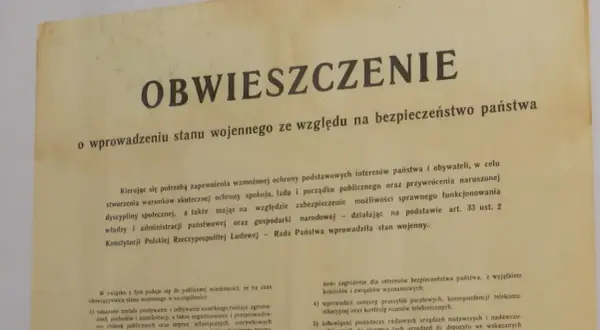 Obwieszczenie o wprowadzeniu stanu wojennego. Dokument informuje o ograniczeniach i zakazach w związku z bezpieczeństwem państwa.