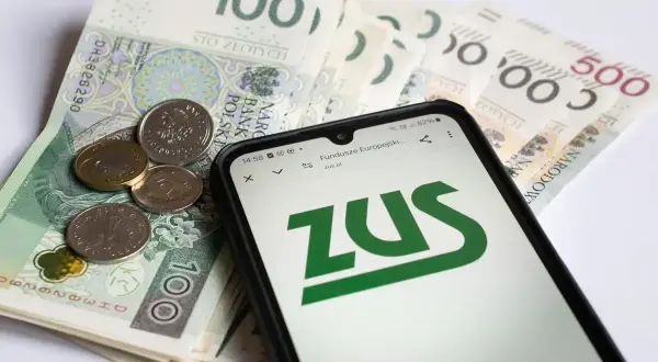Pieniądze i telefon z logo ZUS. Sprawdź, ile wynosi renta chorobowa.