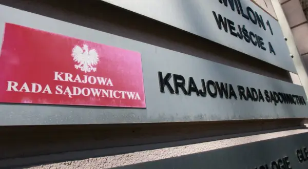 Tablica Krajowej Rady Sądownictwa. Koalicja Obywatelska zapowiada zmiany w KRS, by przywrócić praworządność.