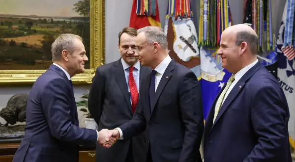 Premier Tusk i Prezydent Duda uściski dłoni, symbol dobrych relacji rządu Tuska z prezydentem Dudą i proces legislacyjny.
