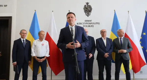 Pakt senacki Koalicji Obywatelskiej, jak wpłynął na układ sił? Politycy na tle flag Polski i Ukrainy.
