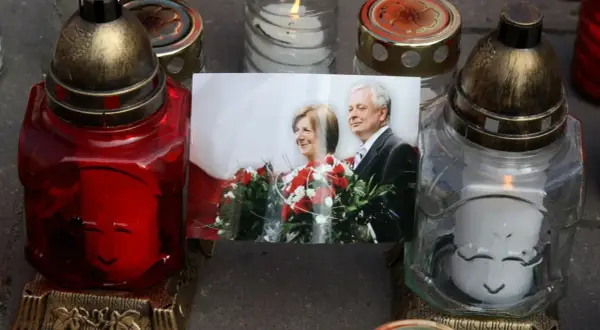 Pamięć o ofiarach katastrofy smoleńskiej. Zdjęcie pary prezydenckiej z kwiatami, otoczone zniczami. Ile kosztowało utrzymanie komisji smoleńskiej Macierewicza?
