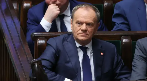 Donald Tusk w ławach sejmowych. Analiza przetasowań i dymisje w rządzie Koalicji Obywatelskiej.