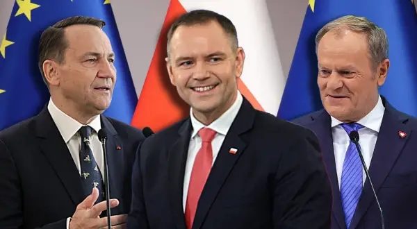Powrót Donalda Tuska jak wpłynął na notowania Koalicji Obywatelskiej. Trzech polityków na tle flag UE i Polski.