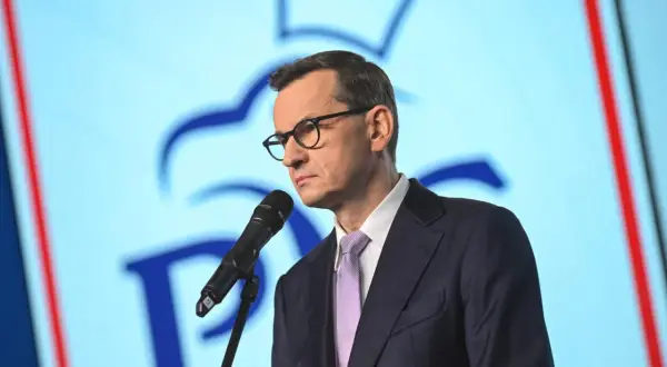 Premier przemawia na tle orła PiS. Czy to zapowiedź zarzutów dla byłych ministrów PiS?