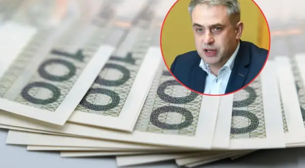 Lewica proponuje opodatkowanie gigantów cyfrowych. W tle stos banknotów 100 zł.