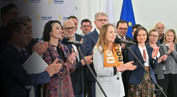 Kobieta w pomarańczowej chuście z napisem "Polska 50" przemawia. Czy Polska 2050 chce zlikwidować 800 plus?