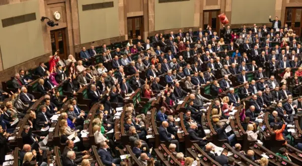 Posłowie Polski 2050 głosują w sprawie aborcji. Widać podniesione ręce i debatę w Sejmie.