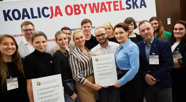Polska 2050 i Koalicja Obywatelska wspierają prawa osób LGBT+. Grupa osób prezentuje dokument "Pakiet Pierwszej Pomocy dla społeczności LGBT+", promujący związki partnerskie.