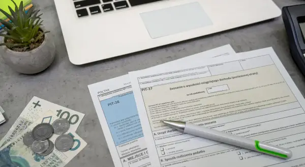 Zeznanie PIT-37, polskie banknoty i monety. Czas na rozliczenie podatku i ewentualną dopłatę.