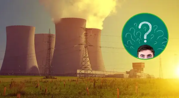 Lewica a transformacja energetyczna: czy poparcie dla elektrowni jądrowych jest odpowiedzią? W tle chłodnie kominowe.
