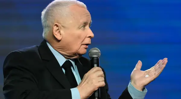 Jarosław Kaczyński przemawia, zastanawiając się, czy PiS może wrócić do władzy po kolejnych wyborach.