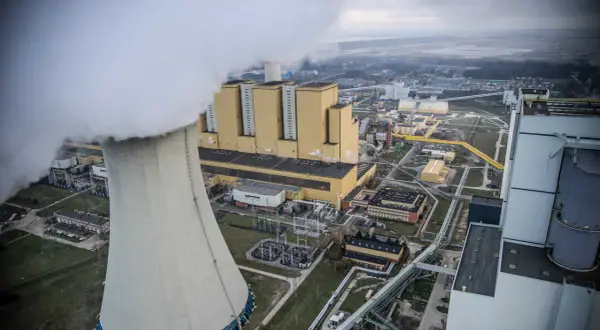 Wielka chłodnia kominowa i bloki elektrowni węglowej. Dyskusja o transformacji energetycznej, węgiel vs. elektrownie jądrowe.