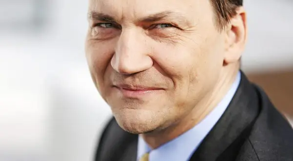Portret mężczyzny w garniturze. Czy to pierwsza żona Radosława Sikorskiego?