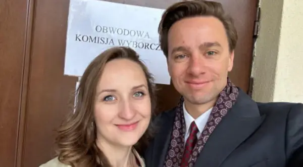 Krzysztof Bosak z żoną przed komisją wyborczą.
