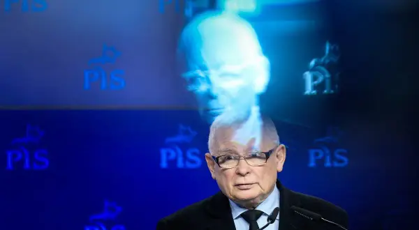 Jarosław Kaczyński w otoczeniu logo PiS, z widmem na tle. Czy to symbolizuje jakie błędy popełnił PiS w kampanii wyborczej?