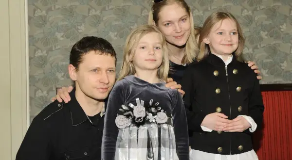 Dominika Chorosińska z rodziną. Uśmiechnięty mężczyzna, kobieta i dwie dziewczynki pozują do zdjęcia.