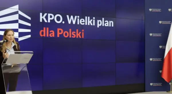 Kobieta przemawia na tle hasła "KPO. Wielki plan dla Polski". Koalicja Obywatelska walczy o odblokowanie środków z KPO.