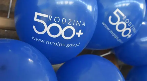 Niebieskie balony z napisem "Rodzina 500+" i adresem strony www.mrpips.gov.pl. Symbolizują skuteczność programów polityki demograficznej PiS.
