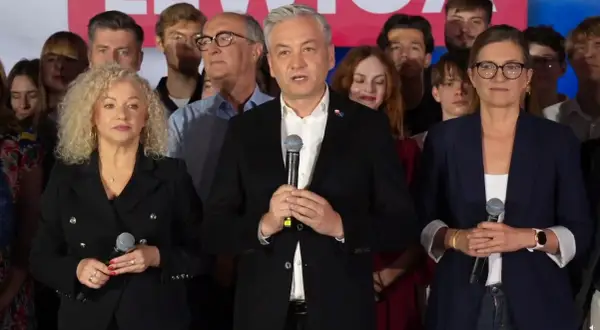 Kryzys wizerunkowy lewicy: dlaczego notowania partii wciąż spadają? Liderzy partii z mikrofonami na tle zwolenników.