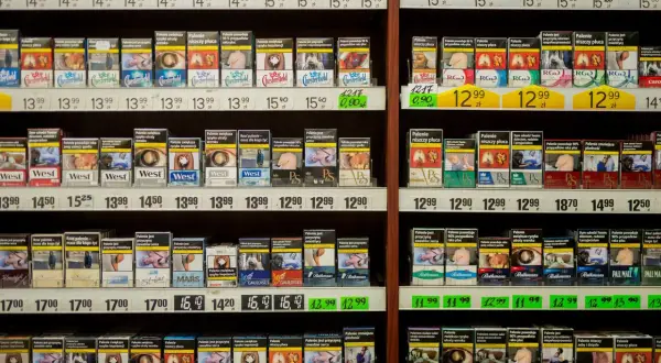 Półki sklepowe uginają się od paczek papierosów, w tym popularnych papierosów mentolowych.