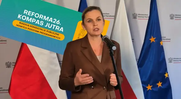 Kobieta przemawia na tle flag. Grafika "REFORMA26. KOMPAS JUTRA" zapowiada konsultacje w ramach reformy polskiej edukacji według założeń Polska 2050.