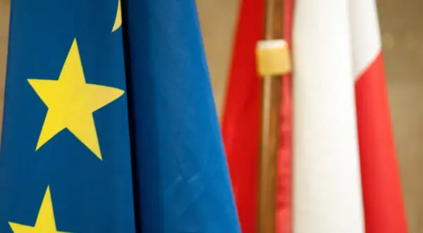 Flaga UE obok polskiej. Dyskusja: konfederacja a unia europejska, polexit czy tylko reforma?