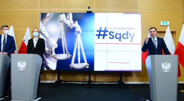 Konferencja prasowa dotycząca reformy wymiaru sprawiedliwości. Na ekranie hasło #Sądy, obok politycy PiS. Kalendarium zmian.