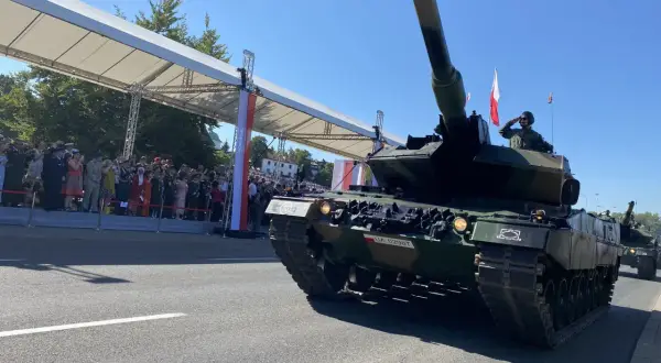Czołg na paradzie wojskowej, symbol nowoczesnej armii, jak partia Polska 2050 widzi modernizację polskiej armii.