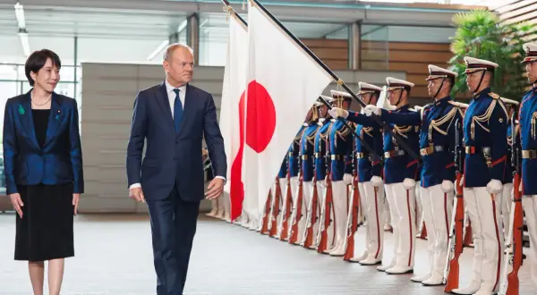 Uroczyste powitanie w Japonii. Donald Tusk i japońska delegacja w asyście honorowej.