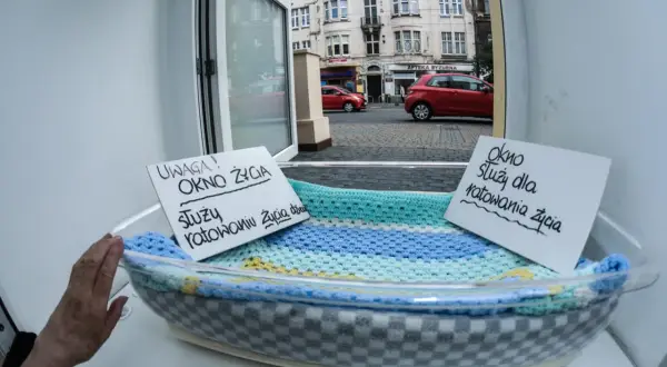 Okno życia, bezpieczne miejsce dla noworodków. Tabliczki informują: "Uwaga! Okno życia służy ratowaniu życia" i "Okno służy dla ratowania życia".