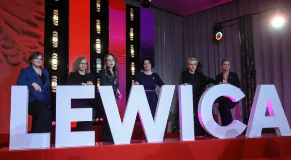 Kobiety na tle napisu "LEWICA". Dyskusja o powodach rozłamu w koalicji Nowa Lewica a Partia Razem.