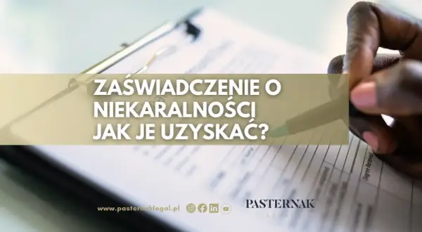 Zaświadczenie o niekaralności: jak je uzyskać? Dłoń z długopisem nad dokumentem.