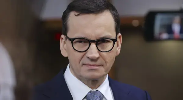 Mateusz Morawiecki w okularach, w garniturze. Dyskutuje o tym, wakacje kredytowe PIS dla kogo były korzystne.