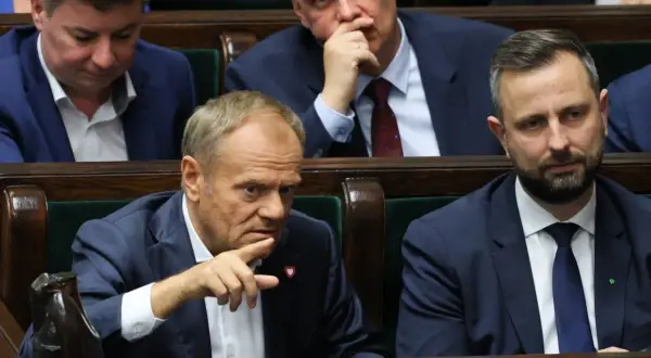 Donald Tusk wskazuje palcem, omawiając reforma trybunału konstytucyjnego, plan koalicji obywatelskiej.