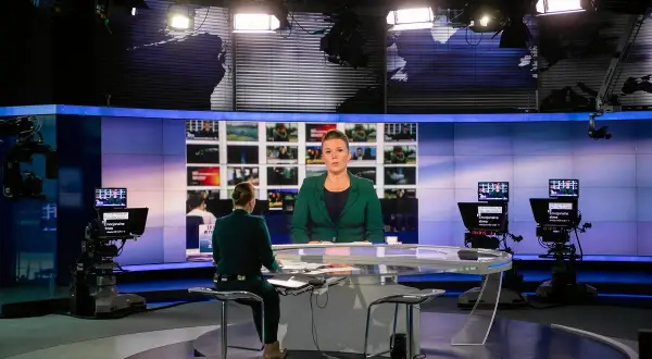 W studiu telewizyjnym dziennikarka omawia, jak ustawa Lex TVN wpłynęła na wizerunek rządu PiS.