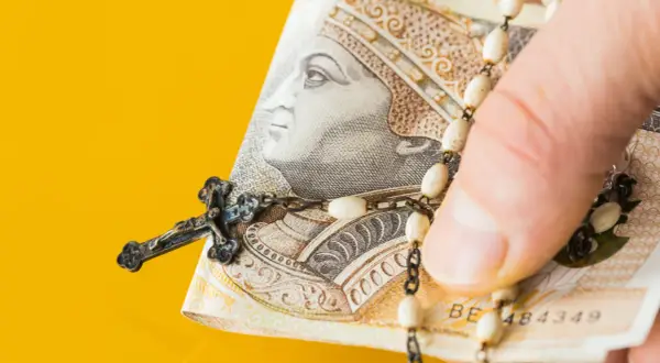 Różaniec na banknocie. Analiza sprawozdań PKW: kto realnie finansuje Konfederację?