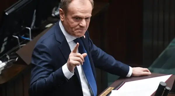 Donald Tusk przemawia, podkreślając znaczenie praw kobiet i ustawy o aborcji dla Koalicji Obywatelskiej.