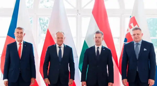 Liderzy Grupy Wyszehradzkiej: premier Czech, Polski, Węgier i Słowacji stoją przed flagami swoich krajów.
